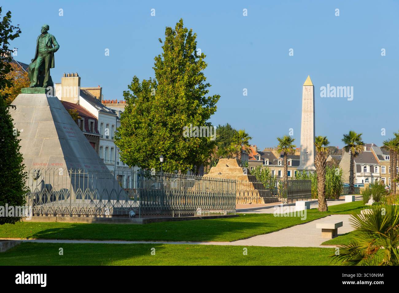Boulogne-sur-mer (nord de la France) : parc « Square jardin Auguste Mariette Pacha », célèbre égyptologue à l’honneur dans ce parc, avec la pyramide surmontée Banque D'Images