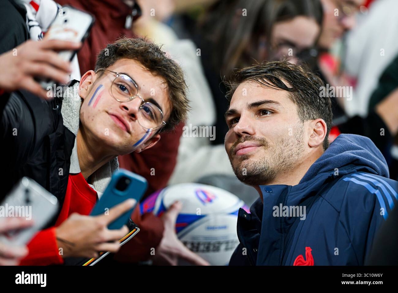 Équipe de France de rugby à xv, 9 novembre 2024 : Fall Nations Series, match contre le Japon. Antoine Dupont prend un selfie avec les spectateurs Banque D'Images