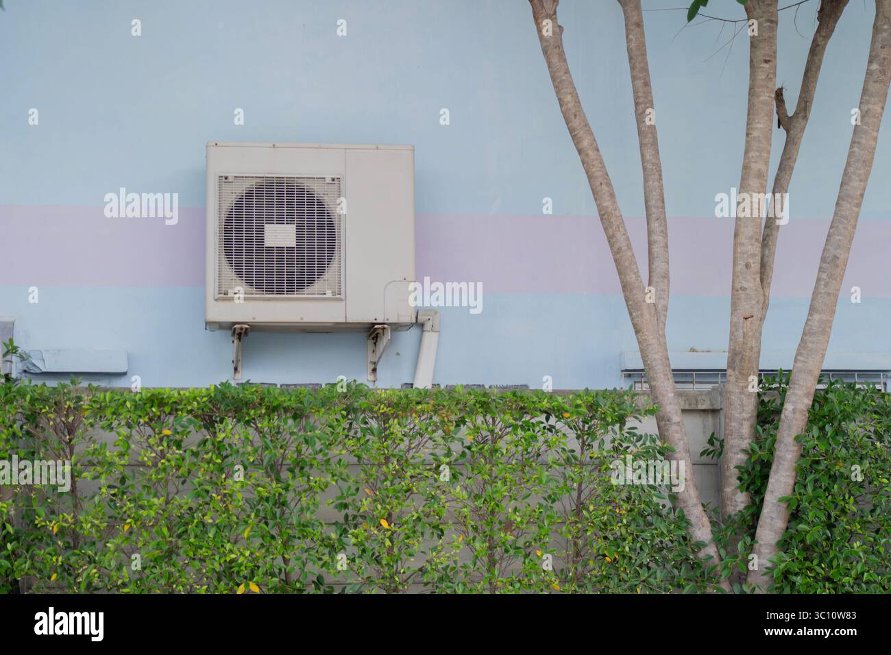 Plan d'une pompe à chaleur de source d'air, unité de climatisation installée à l'extérieur à la maison. Conditionneur d'air à compresseur extérieur Banque D'Images