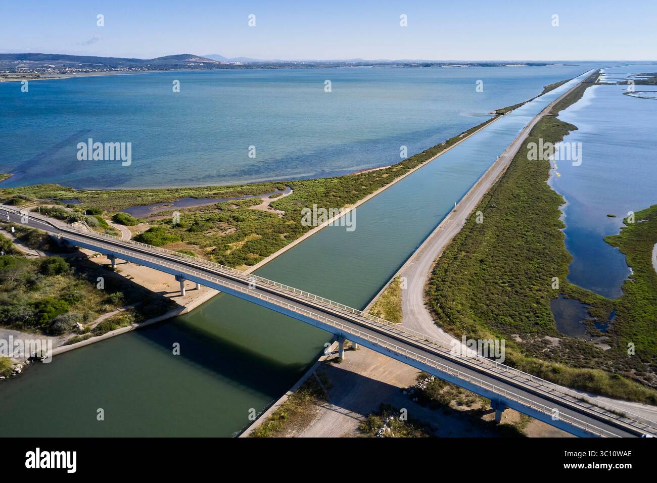 Frontignan (sud de la France) : vue aérienne du canal du Rhône à Sète Rhône près des Aresquiers, le long de la côte méditerranéenne, dans le Banque D'Images