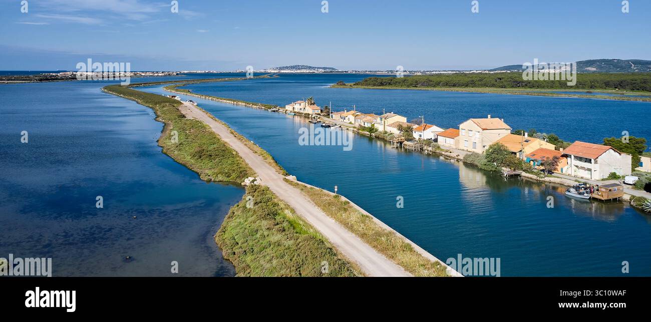 Frontignan (sud de la France) : vue aérienne du canal du Rhône à Sète Rhône près des Aresquiers, le long de la côte méditerranéenne, dans le Banque D'Images