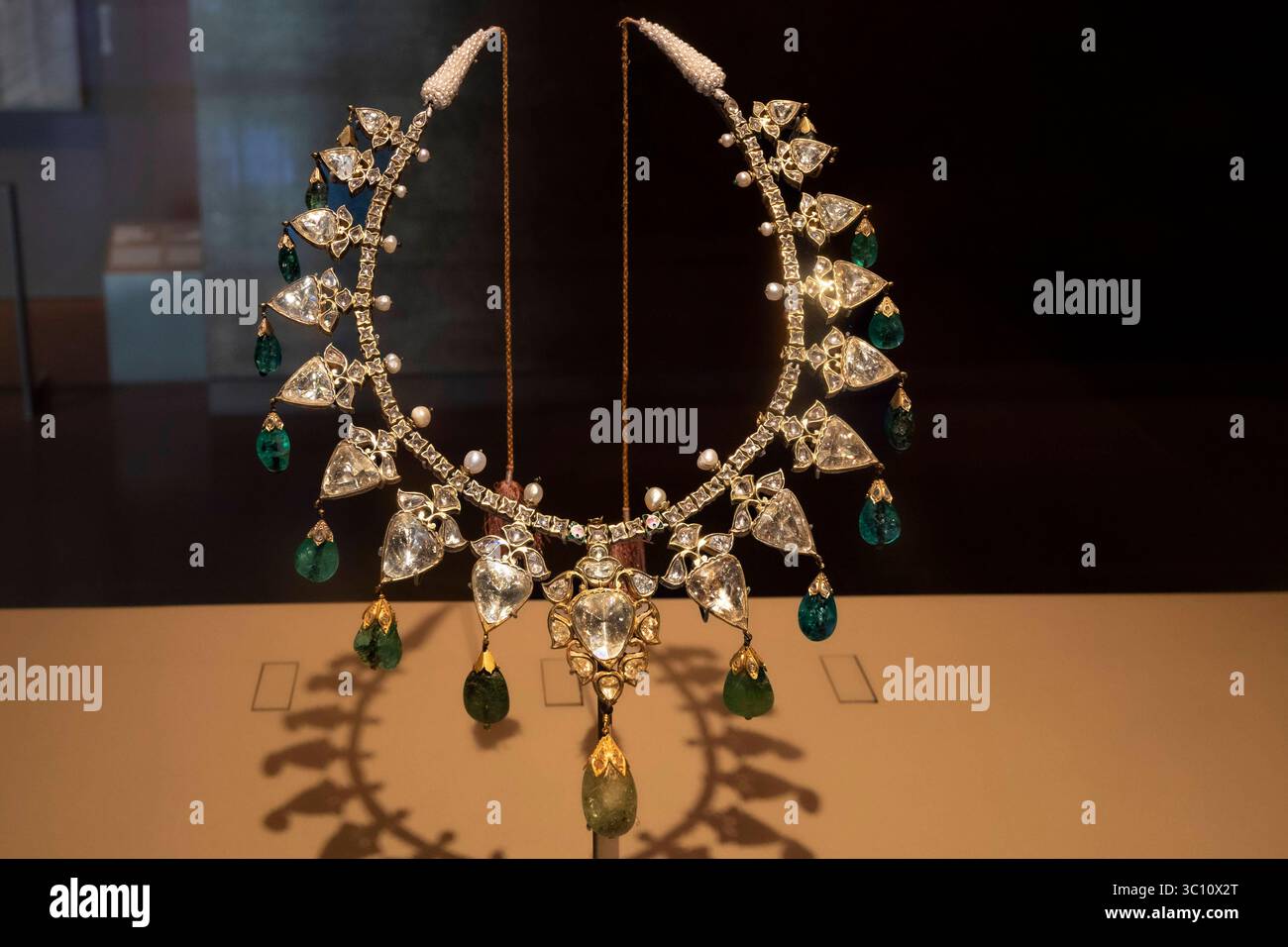 Halsschmuck, Gold, Diamanten, Smaragde, indien, Varanasi, 19 ans. Jahrhundert, Museum für islamische Kunst, Doha, Katar, Orient, Vorderasien mcpins *** ne Banque D'Images