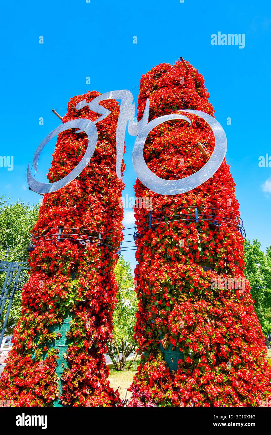 Décorations florales dans le centre de Chatellerault pour le passage de l'étape 9 du Tour de France 2025. Banque D'Images