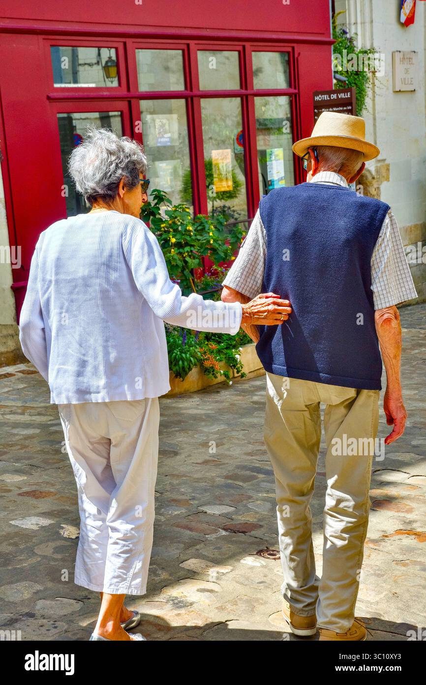Offrir un coup de main - couple de personnes âgées marchant dans le centre-ville - Loches, Indre-et-Loire (37), France. Banque D'Images