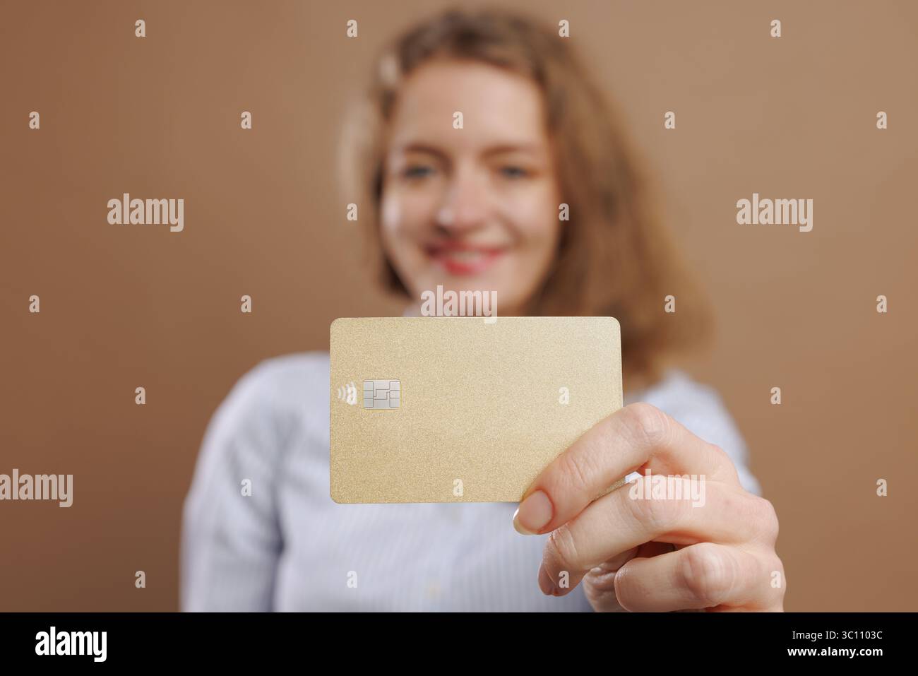 Portrait de femme heureuse montrant carte de crédit, NFC, paiements en ligne Banque D'Images