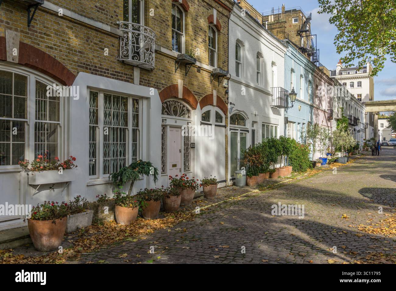 Jolies maisons de style Mews sur une rue pavée Ennismore Gardens Mews, Kensington, Londres, Royaume-Uni Banque D'Images
