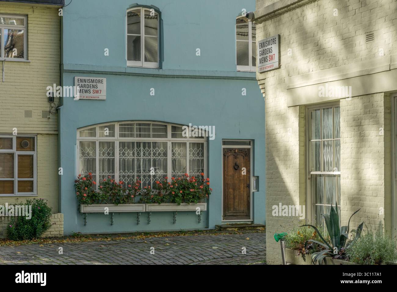 Jolies maisons de style Mews sur une rue pavée Ennismore Gardens Mews, Kensington, Londres, Royaume-Uni Banque D'Images