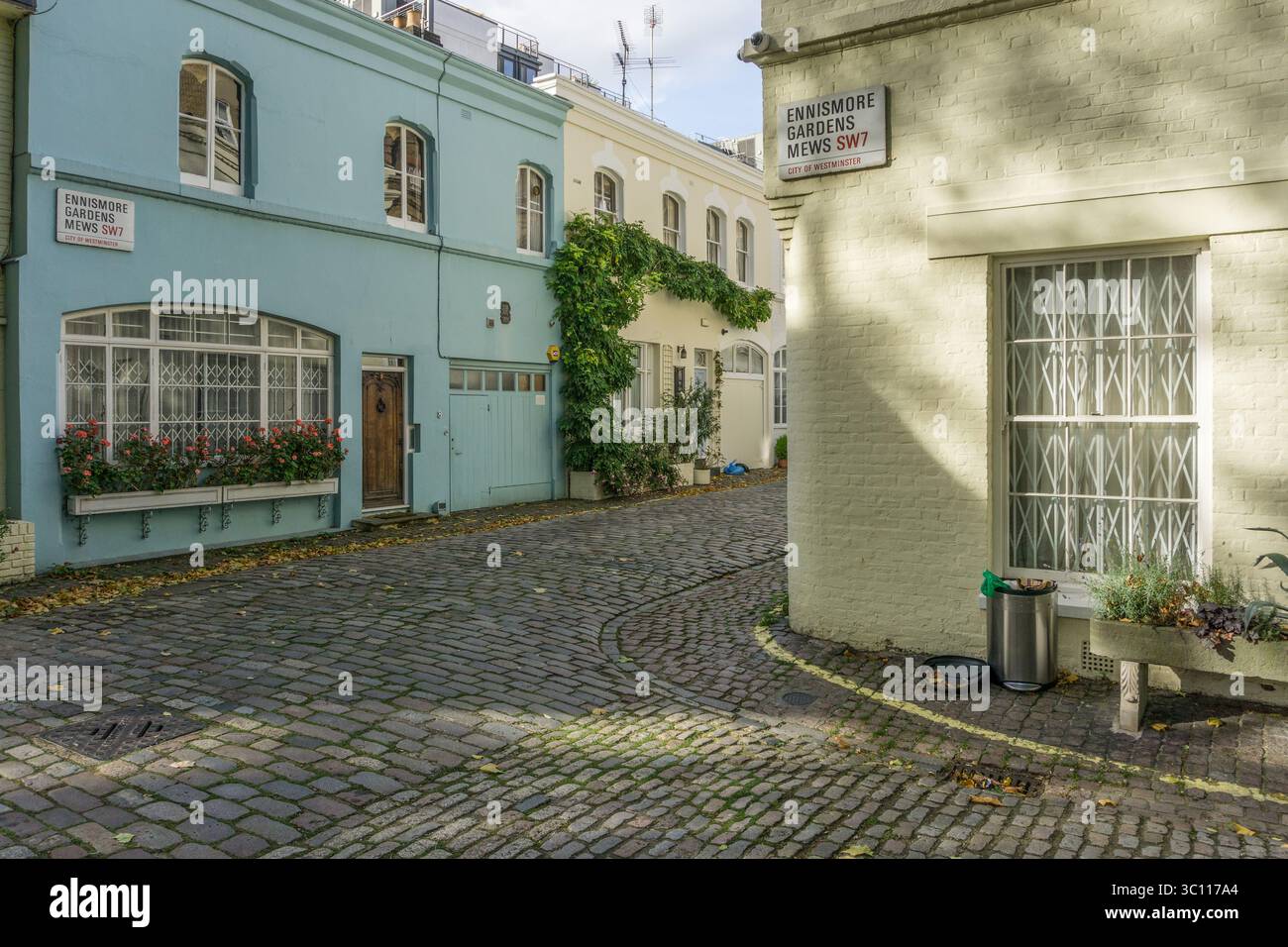 Jolies maisons de style Mews sur une rue pavée Ennismore Gardens Mews, Kensington, Londres, Royaume-Uni Banque D'Images