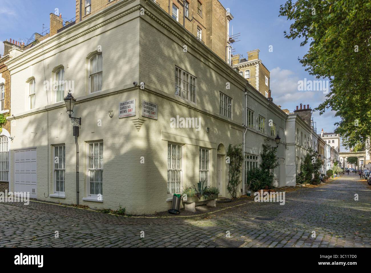 Jolies maisons de style Mews sur une rue pavée Ennismore Gardens Mews, Kensington, Londres, Royaume-Uni Banque D'Images