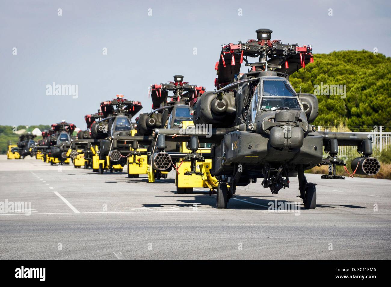 3 janvier 2019 - Rota, Espagne - la base navale de Rota, Espagne, le Naval Supply Systems Command Fleet Logistics Center Sigonella, 1re division blindée, et le 1109e Theater Aviation Sustainment maintenance Group, transportent plusieurs hélicoptères AH-64D Apache lors d'opérations intermodales en hélicoptère. Les opérations intermodales combinent le transport maritime et aérien pour réduire la manutention des marchandises, améliorer la sécurité, minimiser les dommages et permettre un transport plus rapide. (Crédit image : © U.S. Navy/ZUMA Wire/ZUMAPRESS.com) Banque D'Images
