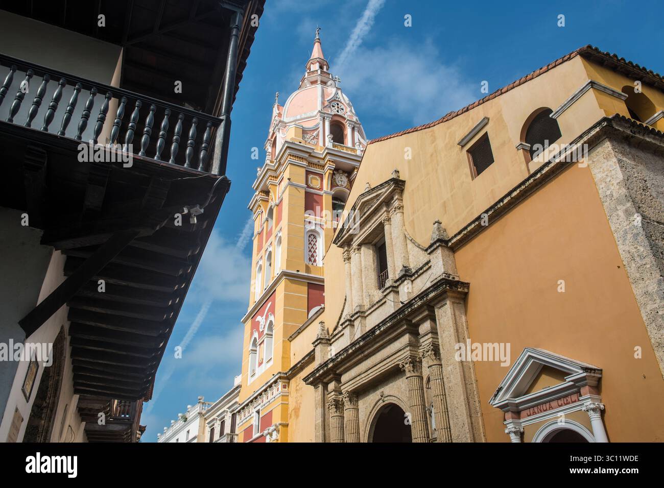 Vue de grenouille de la tour de la cathédrale de Carthagène à Carthagène, Colombie Banque D'Images