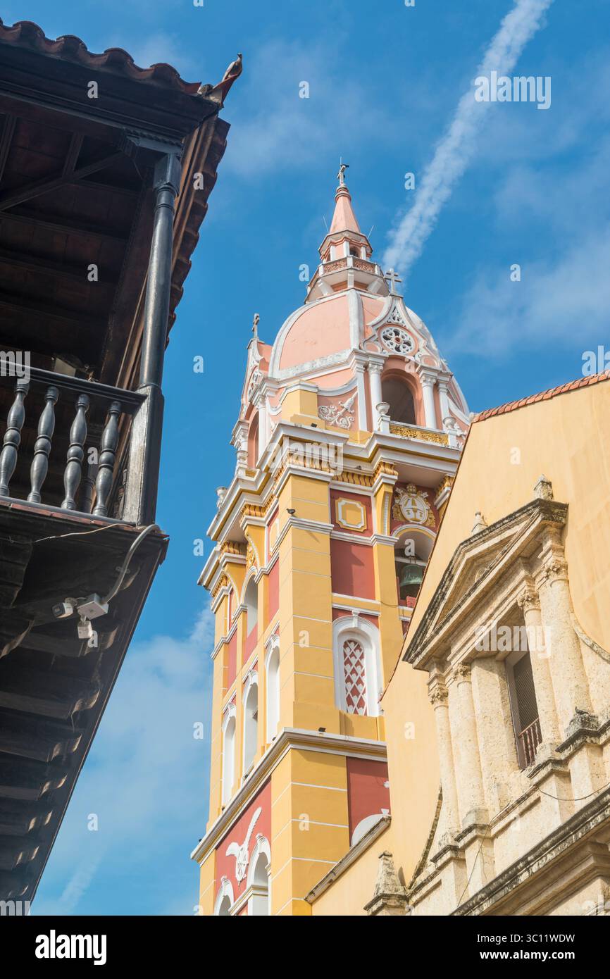 Vue de grenouille de la tour de la cathédrale de Carthagène à Carthagène, Colombie Banque D'Images