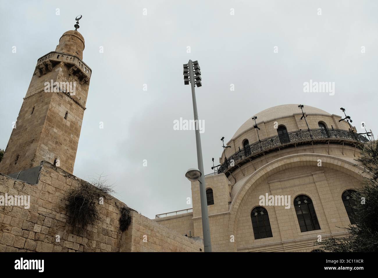 24 novembre 2018 - Jérusalem, Israël - la synagogue Hurva (à droite) est une synagogue historique située dans le quartier juif de la vieille ville de Jérusalem. Fondée au début du XVIIIe siècle, elle a été détruite par les musulmans en 1721. La parcelle était en ruines depuis plus de 140 ans et est devenue connue sous le nom de « ruine », ou Hurva (hébreu). En 1864, elle a été reconstruite et est devenue la principale synagogue ashkénaze de Jérusalem jusqu'à ce qu'elle soit détruite à nouveau par la Légion arabe après le retrait des forces israéliennes pendant la guerre israélo-arabe de 1948. Après la capture de Jérusalem-est par Israël en Jordanie en 1967, un certain nombre de plans ont été soumis Banque D'Images