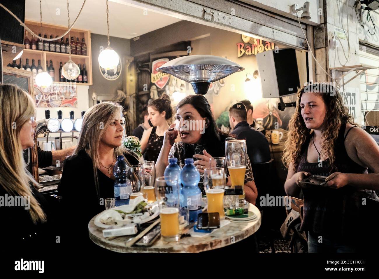 29 novembre 2018 - Jérusalem, Israël - le marché Shuk Mahane Yehuda décolle le jeudi soir se transformant en une grande fête car les habitants peuvent sortir sans avoir à se soucier de se lever pour le travail le lendemain. Bars et restaurants restent ouverts tard et organisent des fêtes qui se répandent dans les rues. (Crédit image : © Nir Alon/ZUMA Wire) Banque D'Images