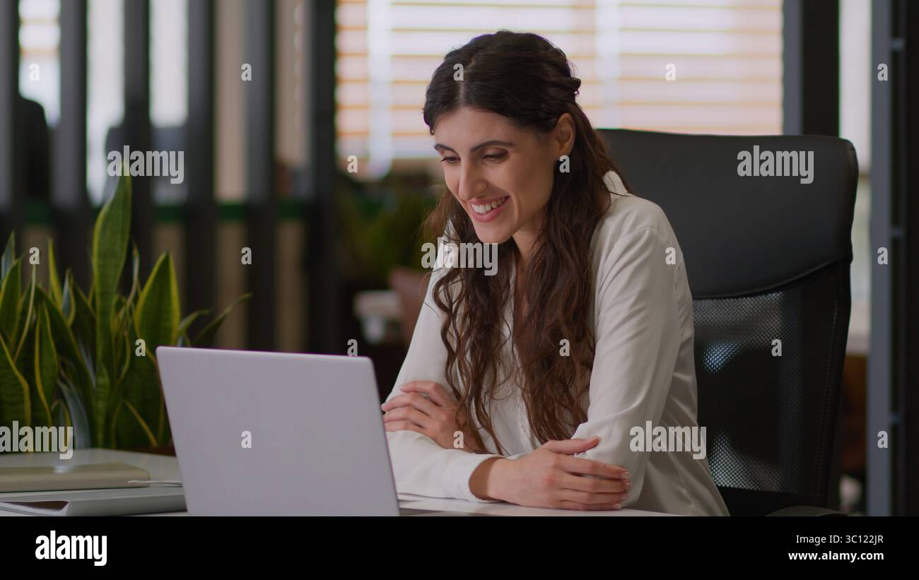 Femme d'affaires caucasienne appel vidéo de réunion en ligne ordinateur conférence ordinateur portable connexion Internet chatter saluer l'entretien d'emploi de consultant virtuel Banque D'Images