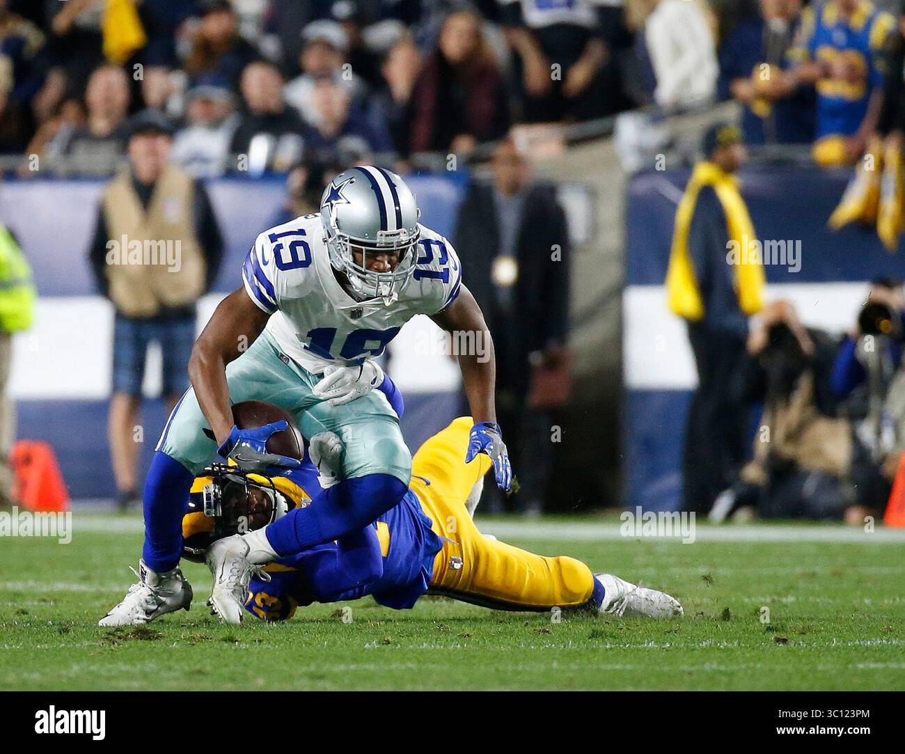 12 janvier 2019 le receveur des Dallas Cowboys Amari Cooper #19 fait une capture lors du match éliminatoire de la ronde divisionnaire de la NFC entre les Rams de Los Angeles et les Cowboys de Dallas au Los Angeles Coliseum de Los Angeles, en Californie. Charles Baus/CSM.(image de crédit : &copy ; Charles Baus/CSM via ZUMA Wire) Banque D'Images