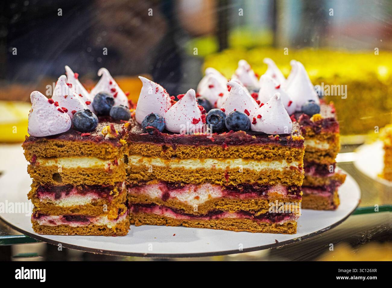 morceaux de gâteau avec garniture de fruits et crème aérée Banque D'Images