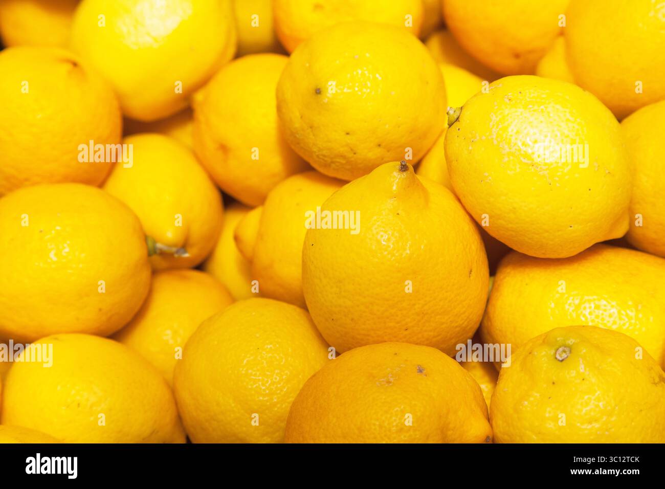 Fond de citrons juteux mûrs entiers. Banque D'Images
