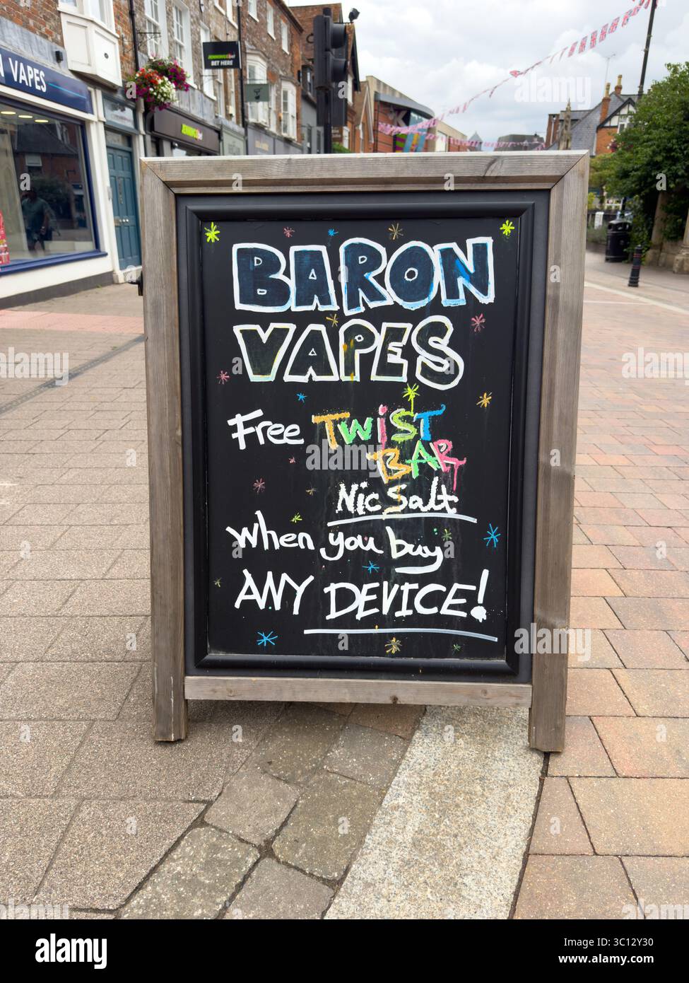 Juillet 2025 Conseil de publicité vape, vapotage produits à l'extérieur d'un magasin dans la ville anglaise de Newbury, Berkshire, Royaume-Uni Banque D'Images