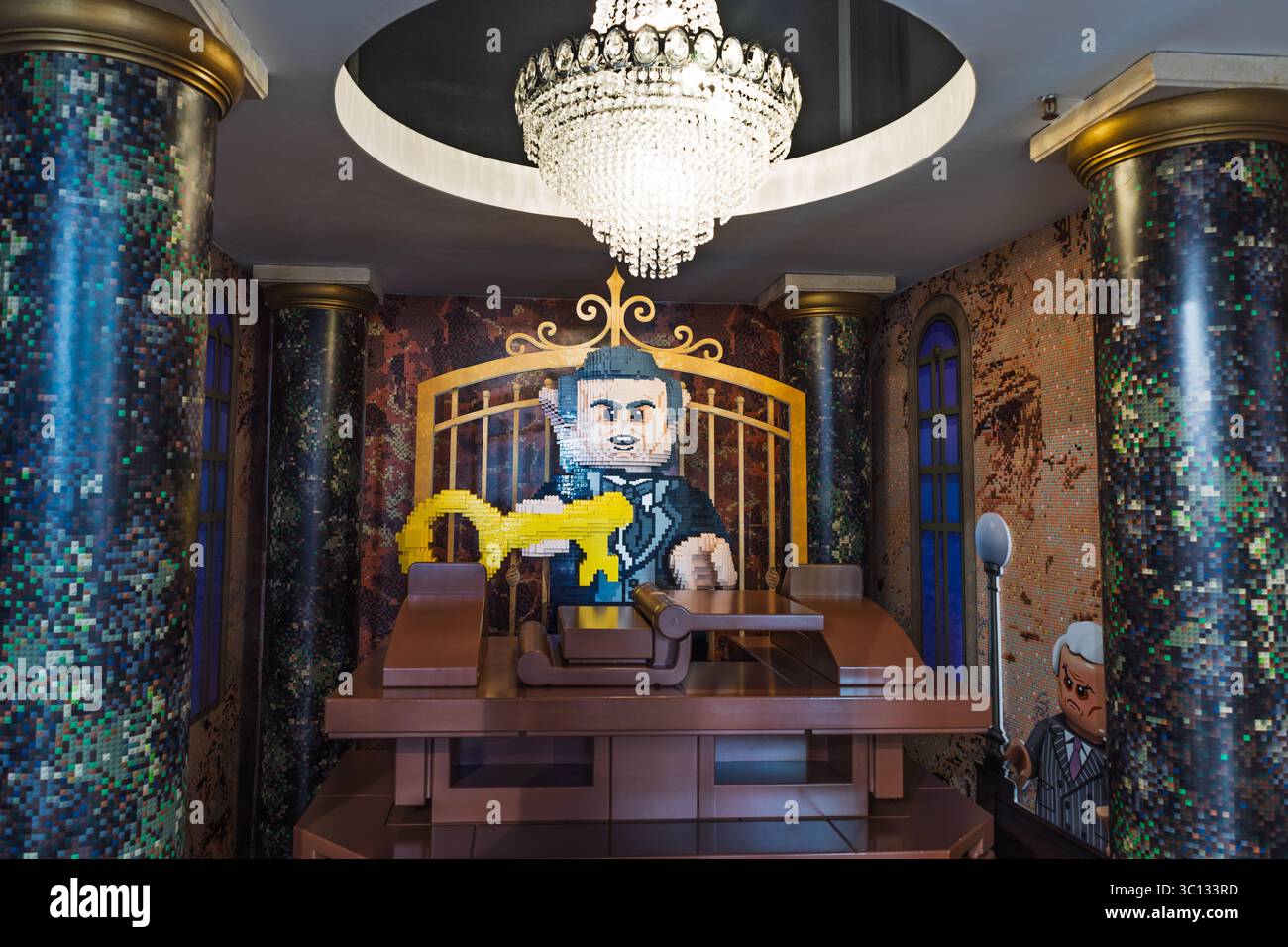 Présentoir de banquier de gobelin LEGO grandeur nature à l'intérieur de style Gringotts. Londres, Royaume-Uni, 2 juin 2024 Banque D'Images