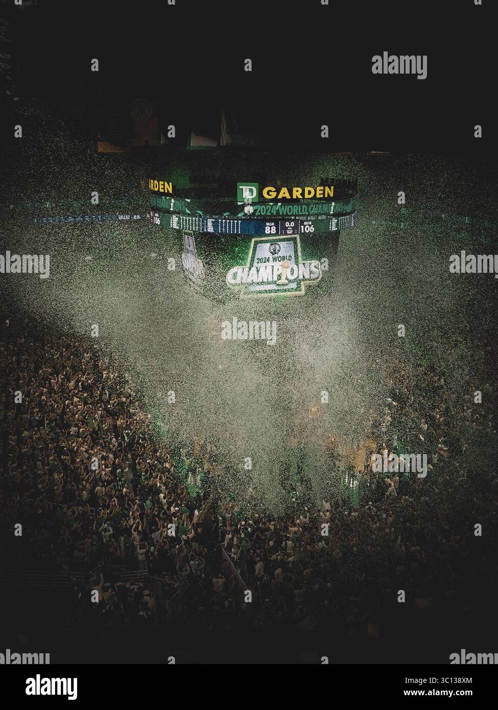 Confetti pleut à TD Garden alors que les Celtics de Boston remportent le championnat NBA 2024, battant les Mavericks de Dallas dans le cinquième match de la finale Banque D'Images
