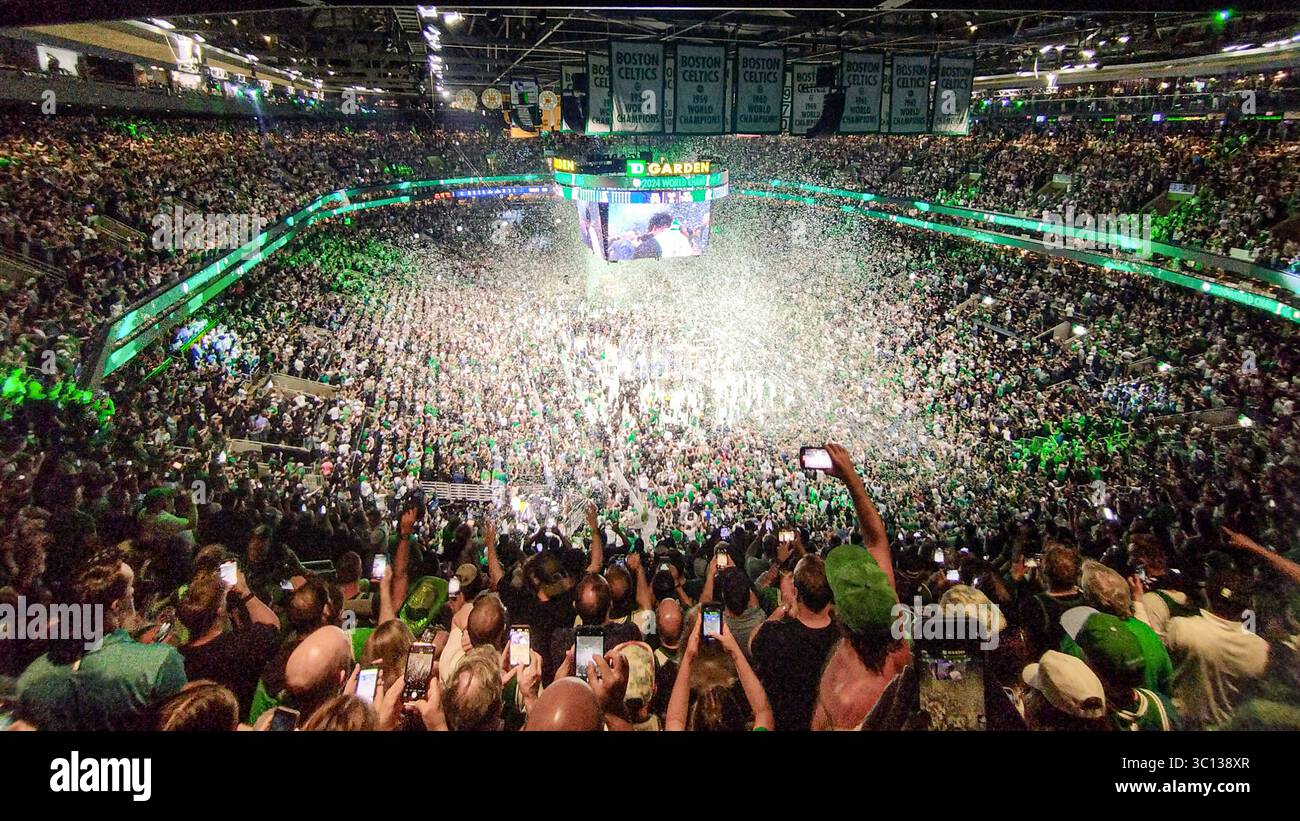 Les fans de TD Garden à Boston acclament et filment la célébration alors que les Celtics de Boston sont couronnés champions de la NBA 2024 Banque D'Images