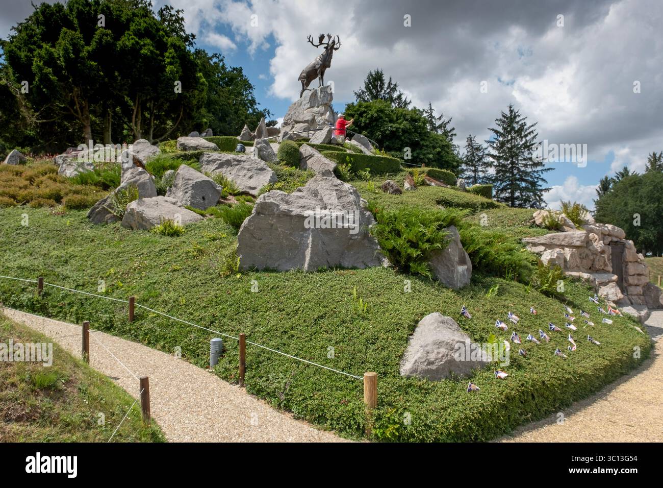Monument commémoratif de Terre-Neuve à Beaumont-Hamel, en France, avec la sculpture de caribou et le « danger Tree », l'arbre isolé regardant à travers la terre de no-man Banque D'Images