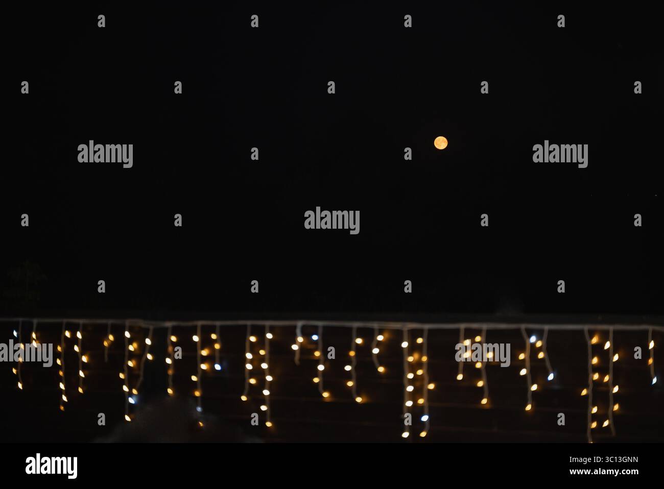 Une scène nocturne magnifique et sereine avec des jeux de lumières décoratifs et une lune brillante au-dessus Banque D'Images