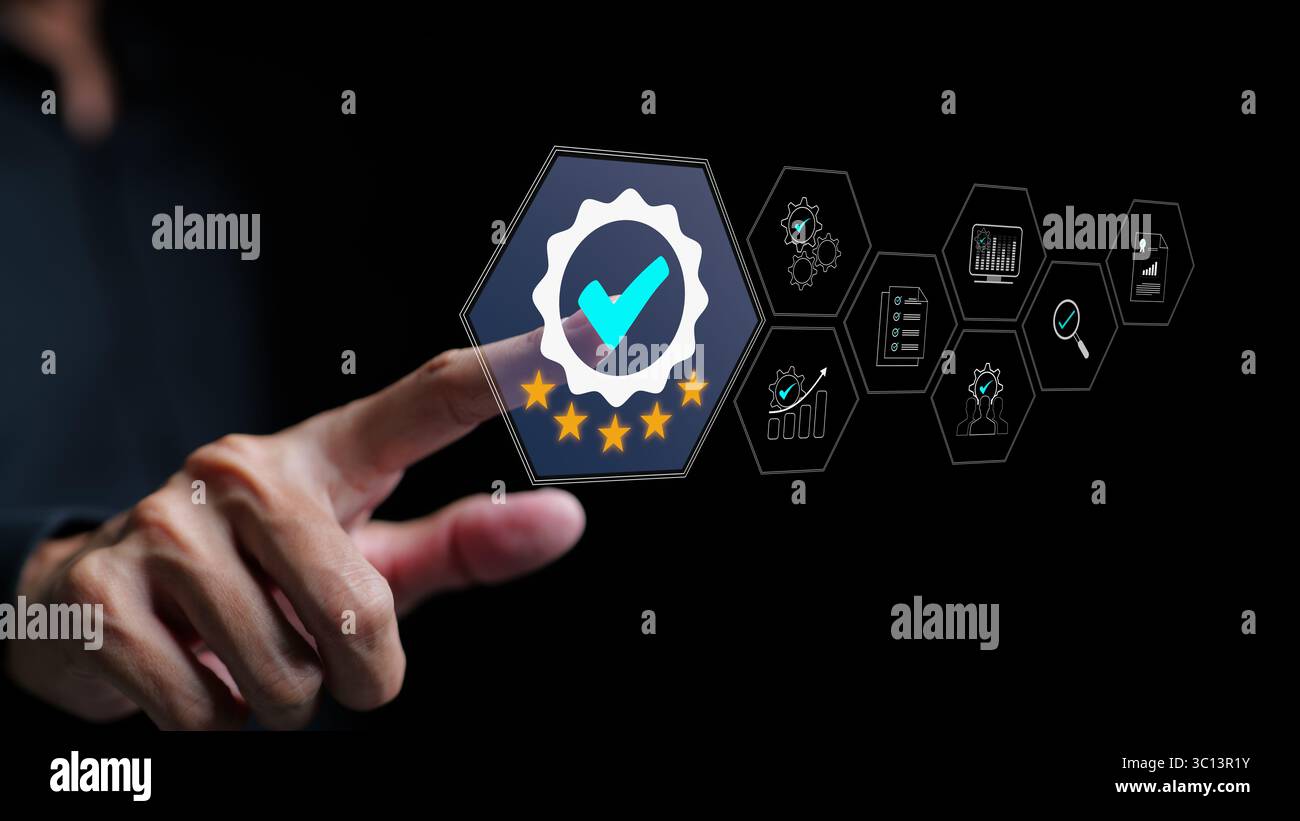 Homme d'affaires touchant le symbole d'assurance de la qualité. Concept d'assurance qualité. norme de contrôle de qualité et de garantie de service. Certification iso professionnelle, Banque D'Images