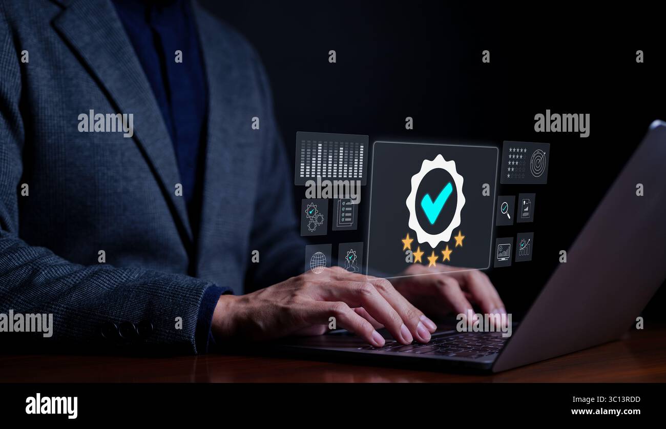 Concept d'assurance qualité. norme de contrôle de qualité et de garantie de service. Homme d'affaires travaillant avec l'ordinateur. Garantie et qualité du produit Banque D'Images