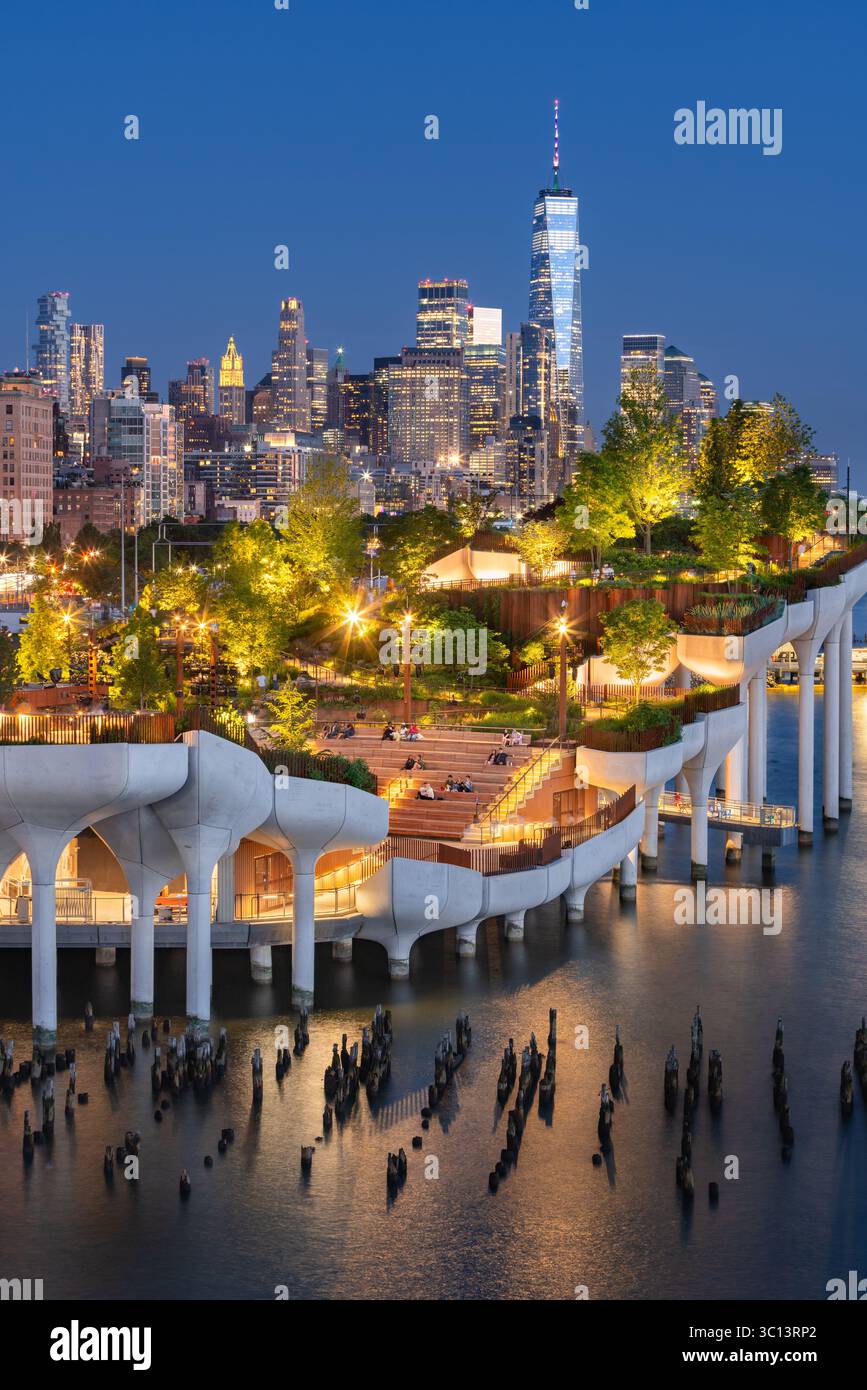 New York City Little Island au crépuscule, un parc public surélevé et un théâtre en plein air dans Hudson River Park, avec le World Trade Center en arrière-plan Banque D'Images