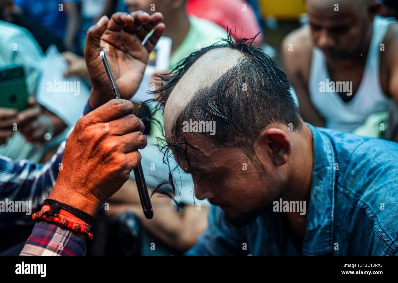 Guwahati, Inde. 22 juillet 2025. Les chauffeurs affiliés à Ola, Uber et Rapido, sous la bannière de l'Assam State Drivers Union et de la All Assam Cab Welfare Federation, se sont rasés la tête pour protester à Guwahati, en Inde. La manifestation a été organisée pour mettre en lumière leurs revendications pour des tarifs équitables, la réglementation des commissions d'agrégation et l'accès à la sécurité sociale et aux prestations sociales. (Crédit image : © David Talukdar/ZUMA Press Wire) USAGE ÉDITORIAL SEULEMENT ! Non destiné à UN USAGE commercial ! Banque D'Images