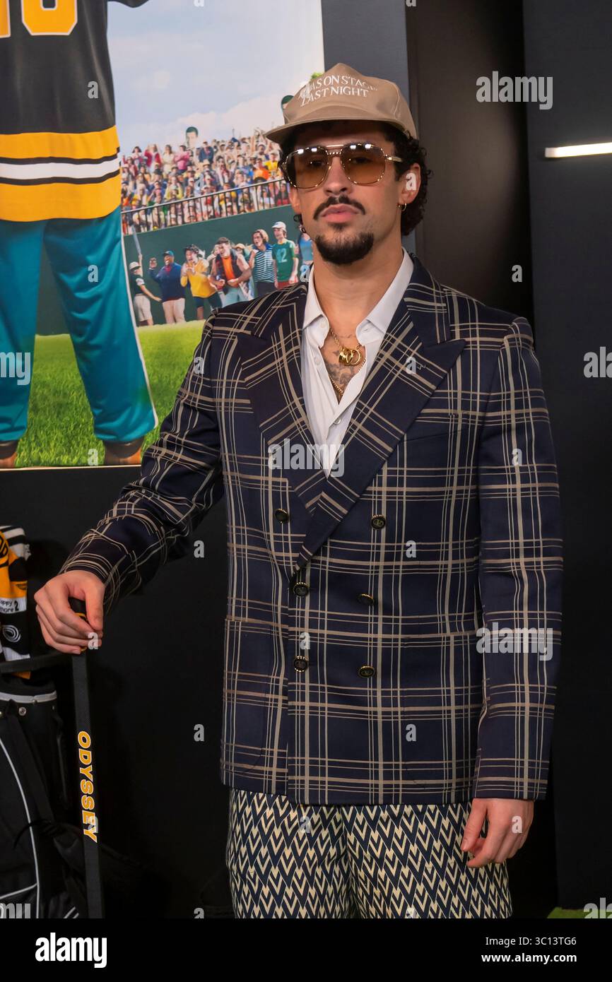 New York, États-Unis. 21 juillet 2025. NEW YORK, NEW YORK - 21 JUILLET : Bad Bunny assiste à l'avant-première New-yorkaise de « Happy Gilmore 2 » de Netflix au Jazz at Lincoln Center le 21 juillet 2025 à New York. Crédit : Ron Adar/Alamy Live News Banque D'Images
