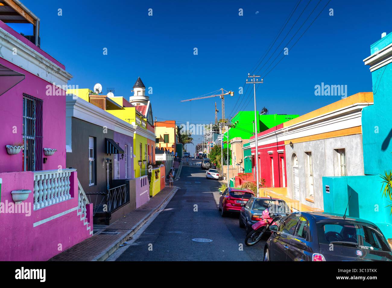 Le Cap, Afrique du Sud - 16 juillet 2025 : vue sur les maisons vibrantes de Bo-Kaap, un kaléidoscope de couleurs sous un ciel bleu clair, où l'histoire rencontre l'art. Banque D'Images