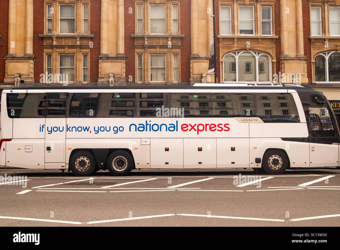 LONDRES - 15 JUILLET 2025 : autocar National Express voyageant dans le centre de Londres. Une compagnie nationale de voyage en autocar et de transfert aéroport Banque D'Images