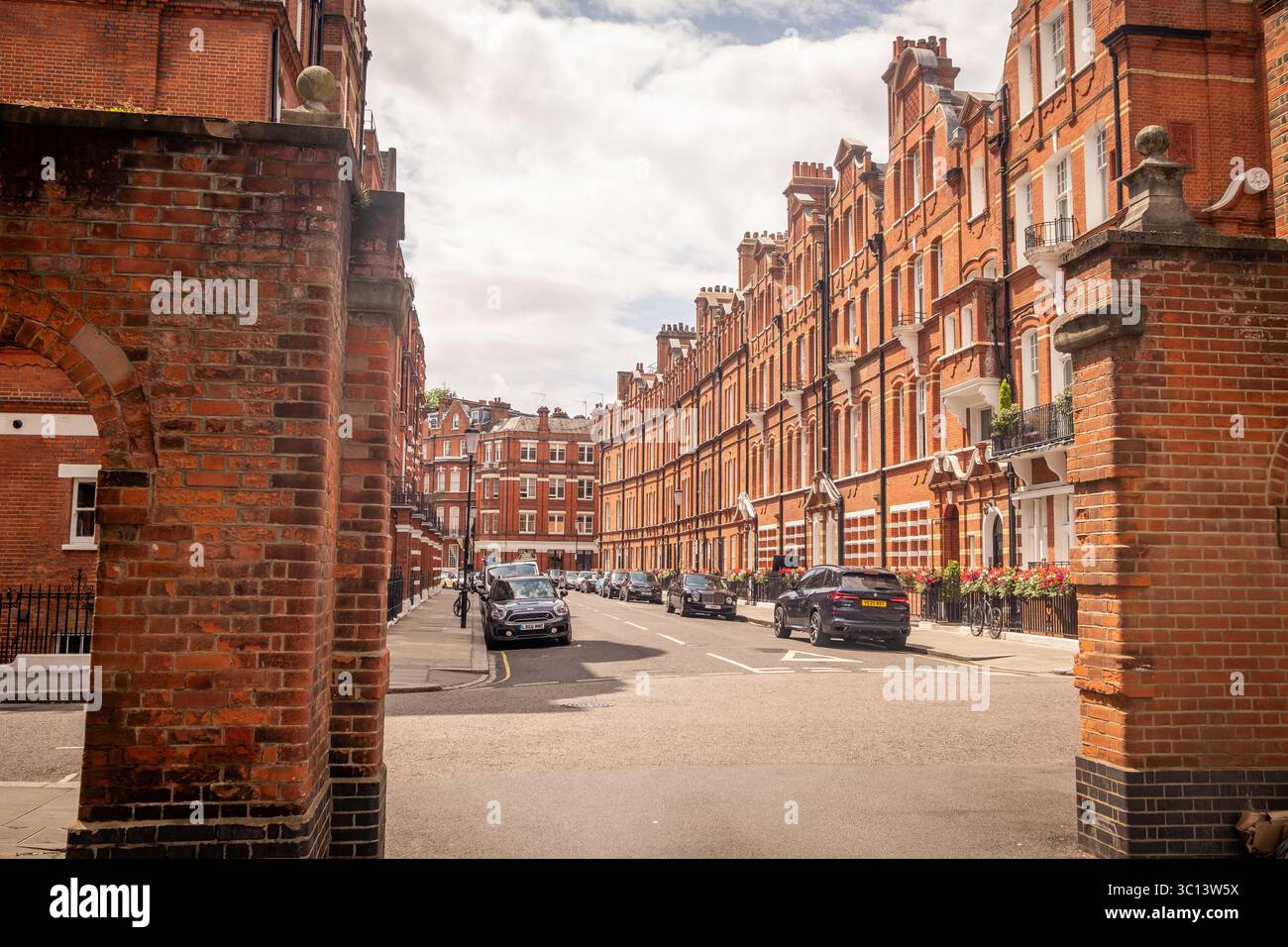 LONDRES - 15 JUILLET 2025 : bâtiments de manoir en briques rouges dans le prestigieux quartier autour d'Egerton Gardens dans le quartier de South Kensington Knightsbridge Banque D'Images