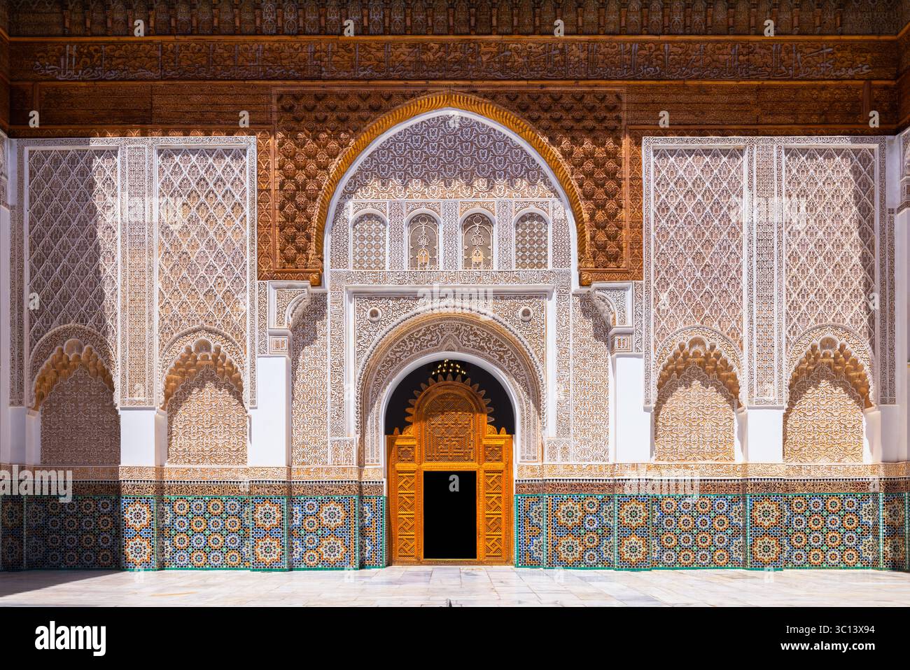 Vue d'une entrée ornée d'arcade avec des motifs géométriques détaillés et des couleurs vibrantes, créant une scène captivante, Madrasa Ben Youssef, Marrakech-sa Banque D'Images