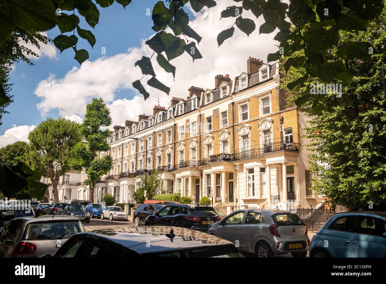 LONDRES - 21 JUILLET 2025 : rue de la propriété résidentielle dans le quartier W9 de Maida Vale, Paddington Banque D'Images