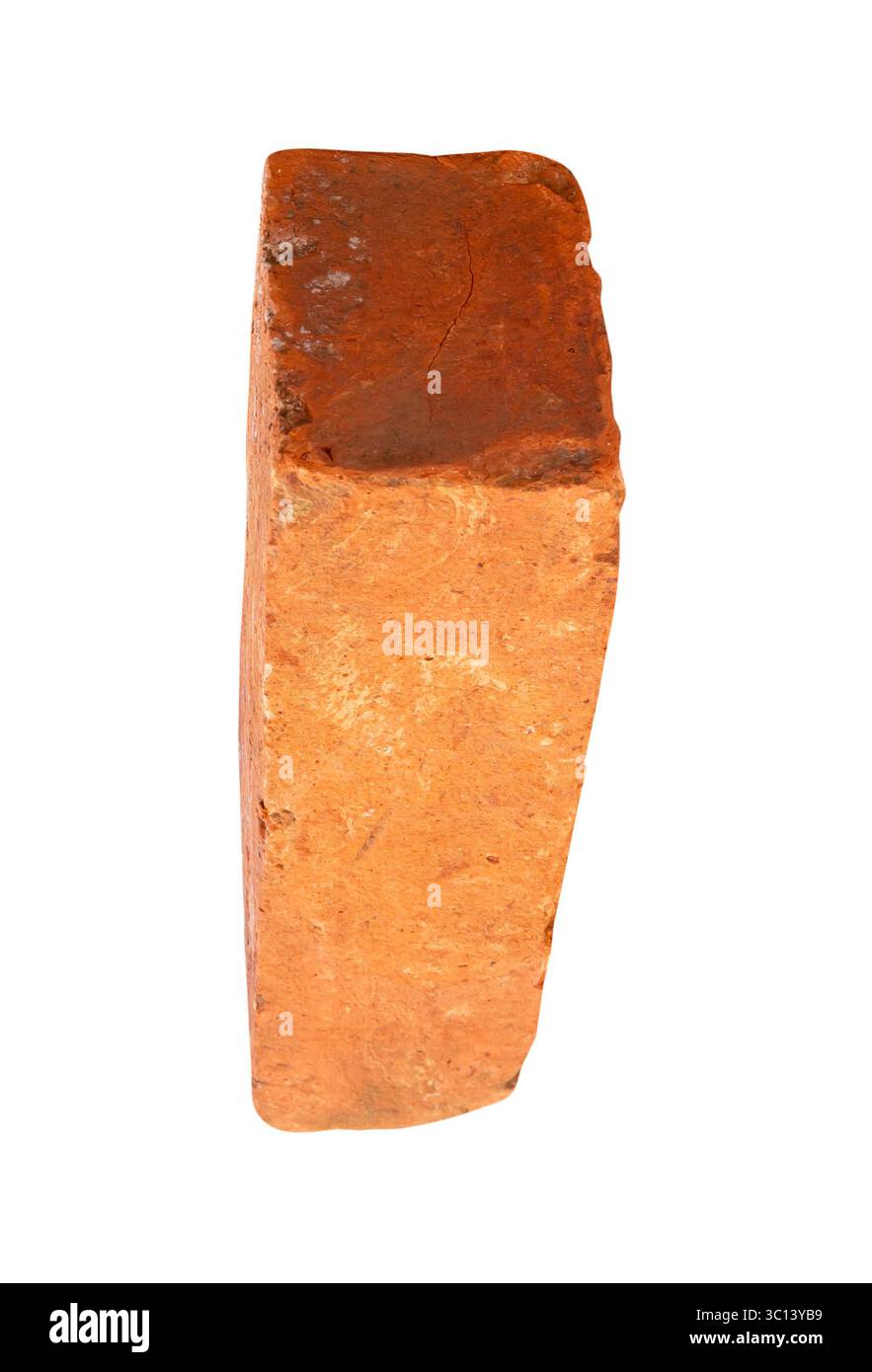 Vue latérale d'une vieille brique rouge ou orange fissurée est isolée sur fond blanc avec chemin de détourage. Banque D'Images