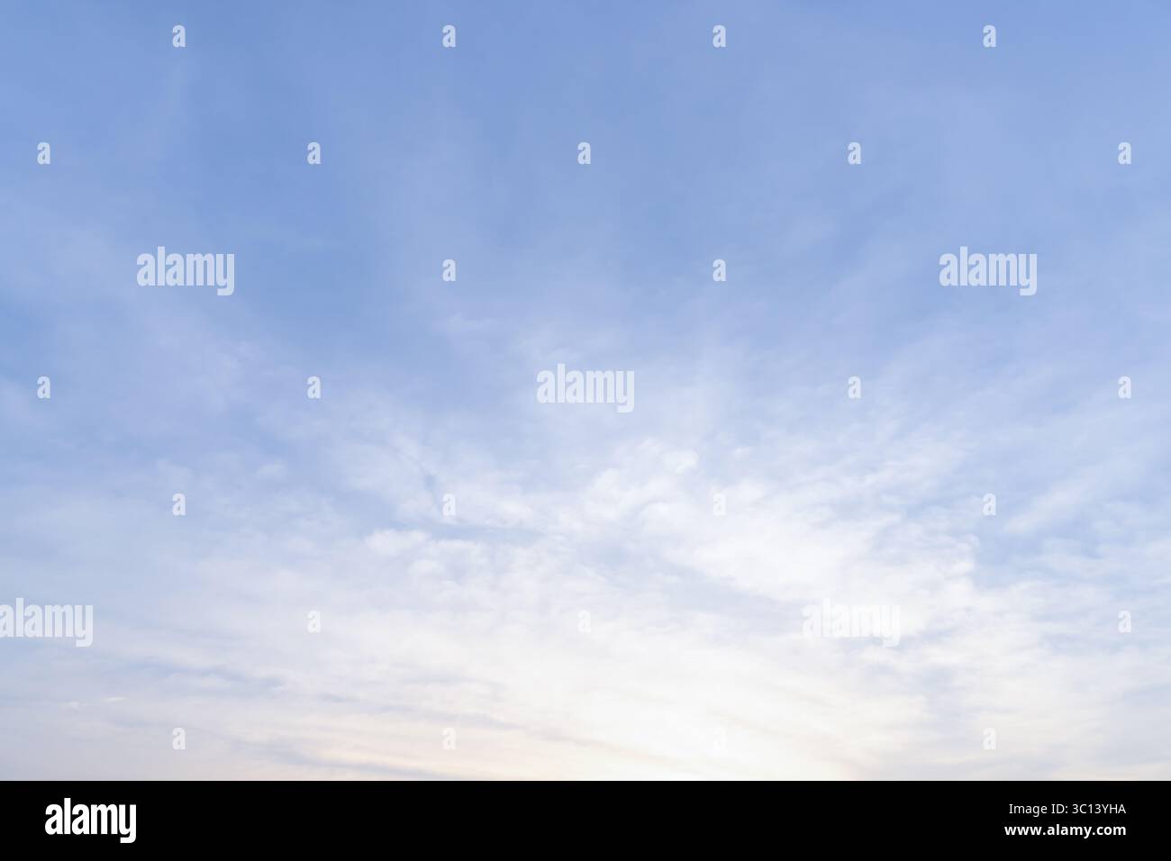 Beau ciel bleu et orange du matin ou du soir avec nuageux tandis que les couchers de soleil ou levers de soleil a été pris à la mer utilisé comme texture de fond naturel Banque D'Images