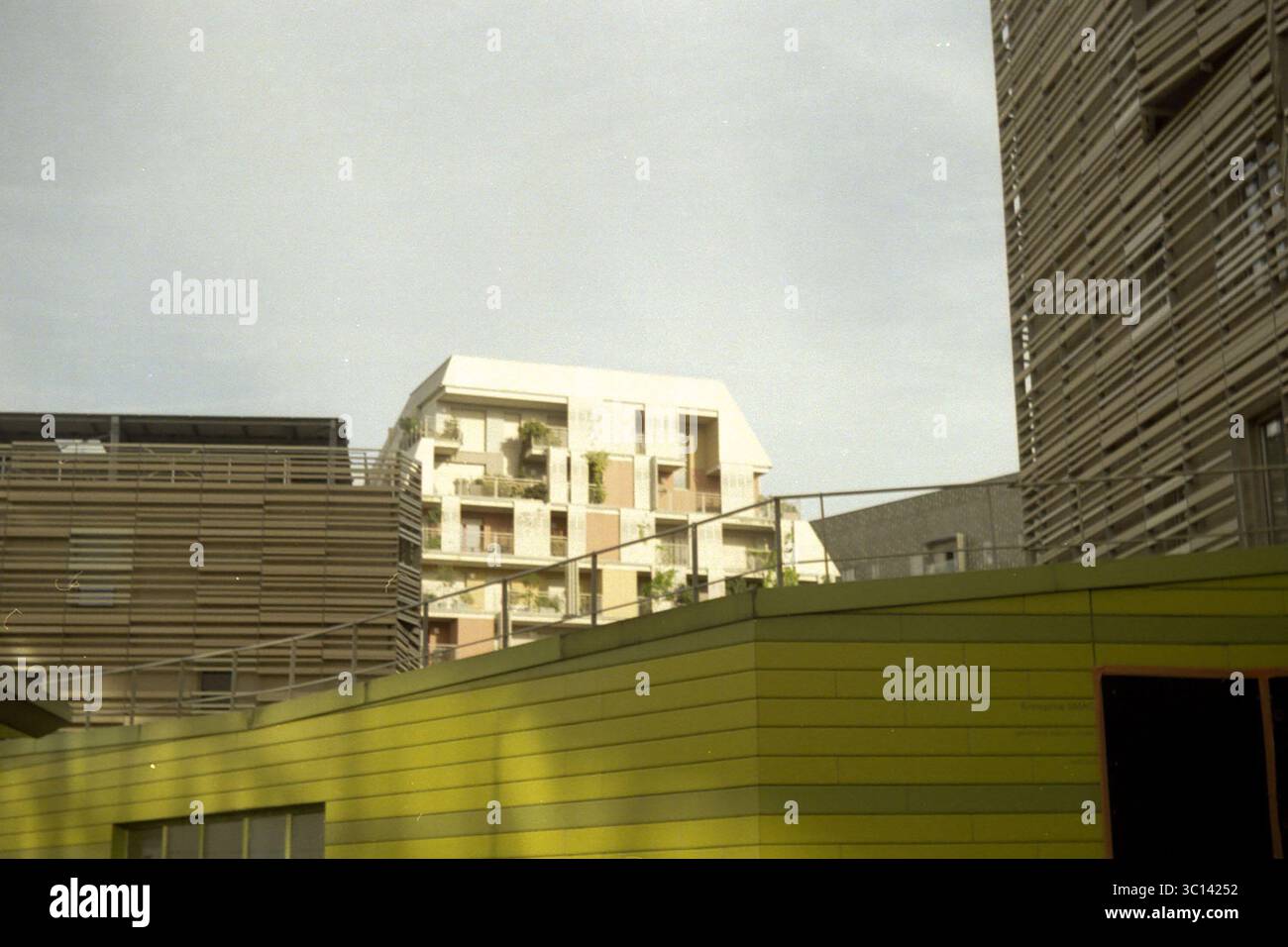 Bâtiments résidentiels contemporains à l'architecture audacieuse et aux détails de façade verdoyants, photographiés à Paris par une journée d'été ensoleillée. Banque D'Images