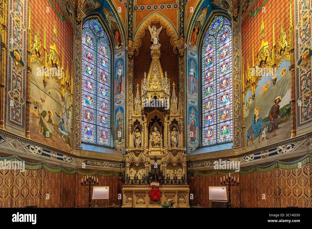 Vue de l'autel doré brille sous les vitraux, encadrés par des peintures murales vibrantes dans un espace sacré, Loreto, Marches, Italie. Banque D'Images