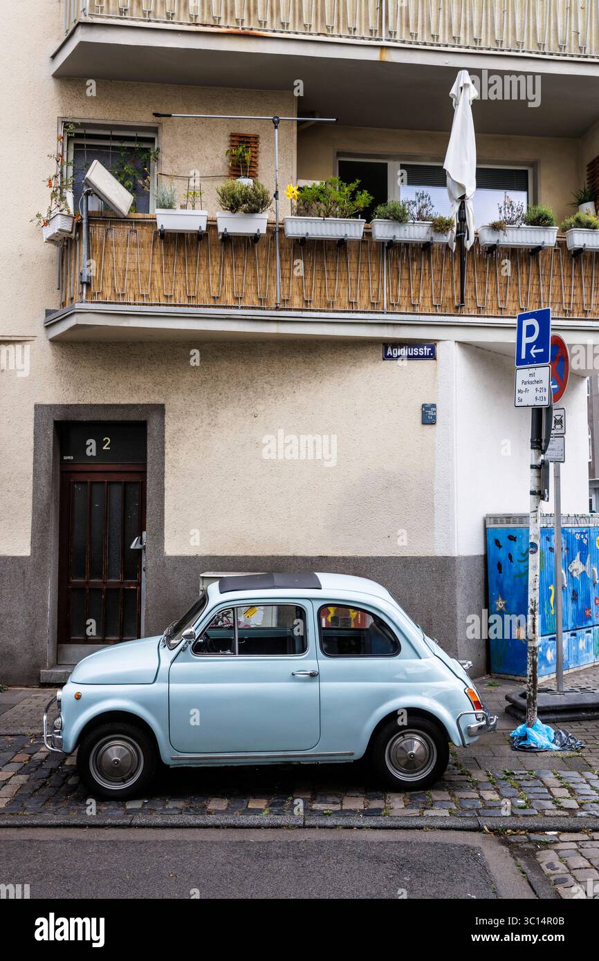 Vieille Fiat 500 dans le quartier Lindenthal, Cologne, Allemagne. Alter Fiat 500 im Stadtteil Lindenthal, Koeln, Deutschland. Banque D'Images