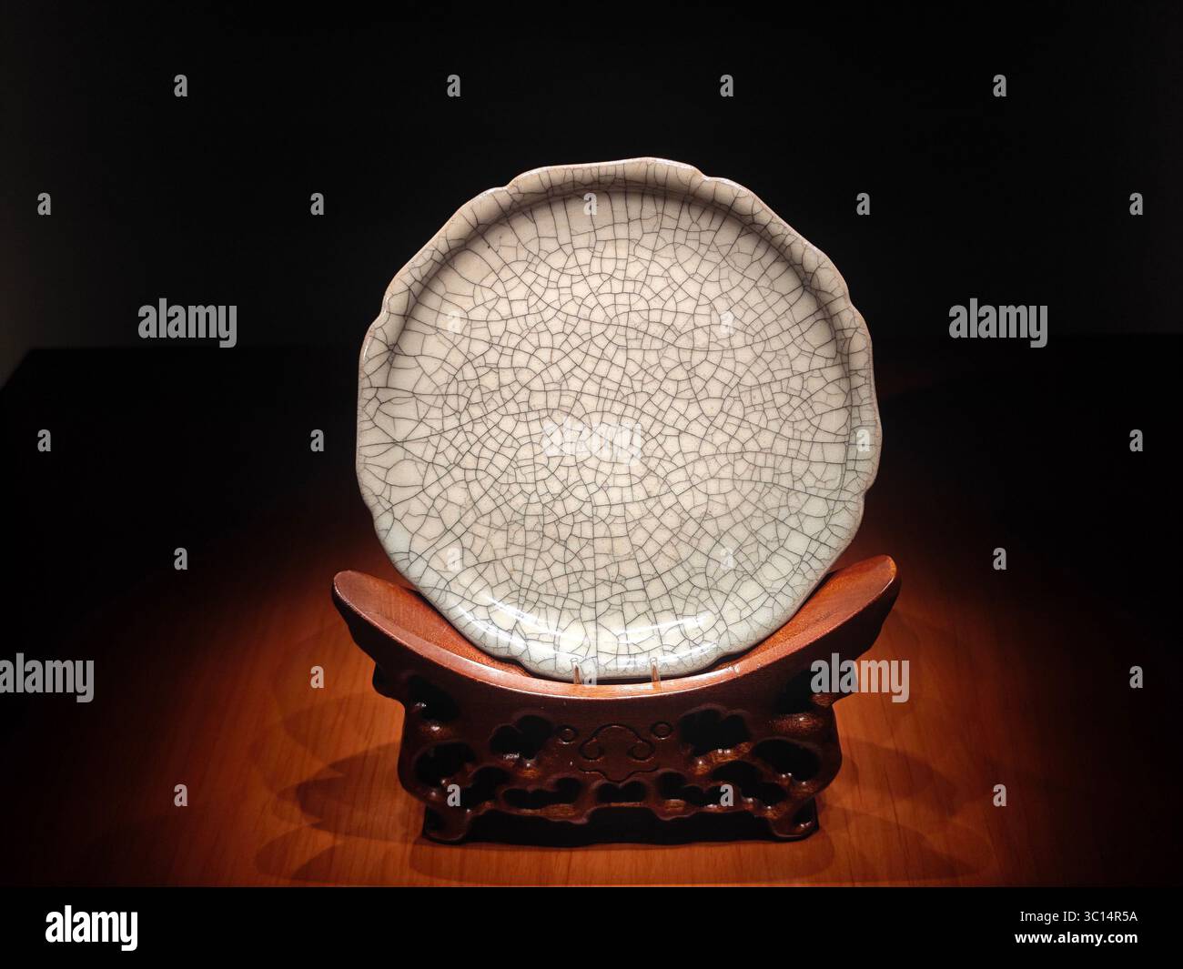 vue rapprochée sur la porcelaine blanche avec glaçure craquelée sous la lumière dans le musée pour exposition Banque D'Images