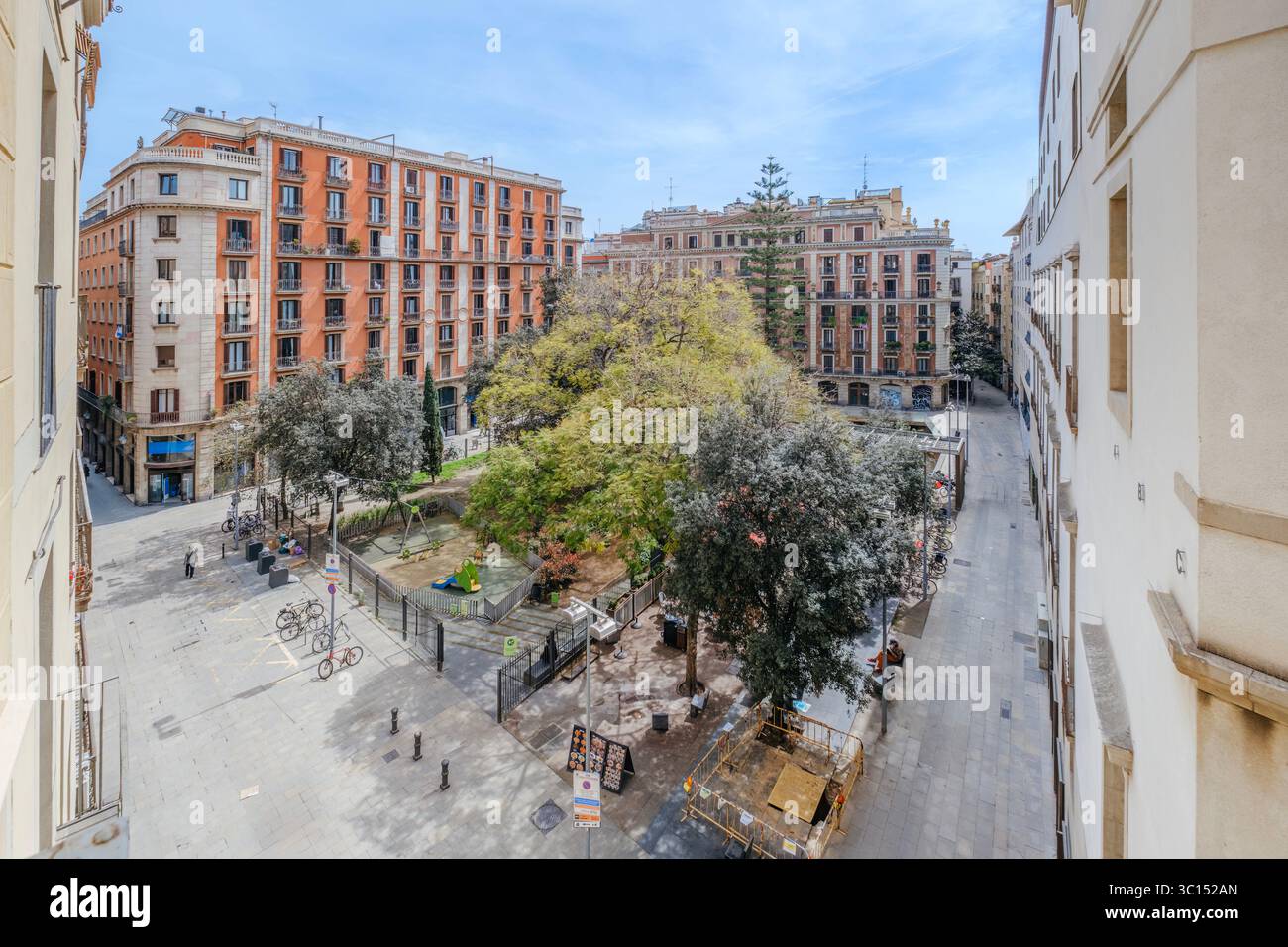 Place Vila de Madrid avec bâtiments historiques, place urbaine à Barcelone. Parc de la ville, architecture européenne, scène de rue animée Banque D'Images