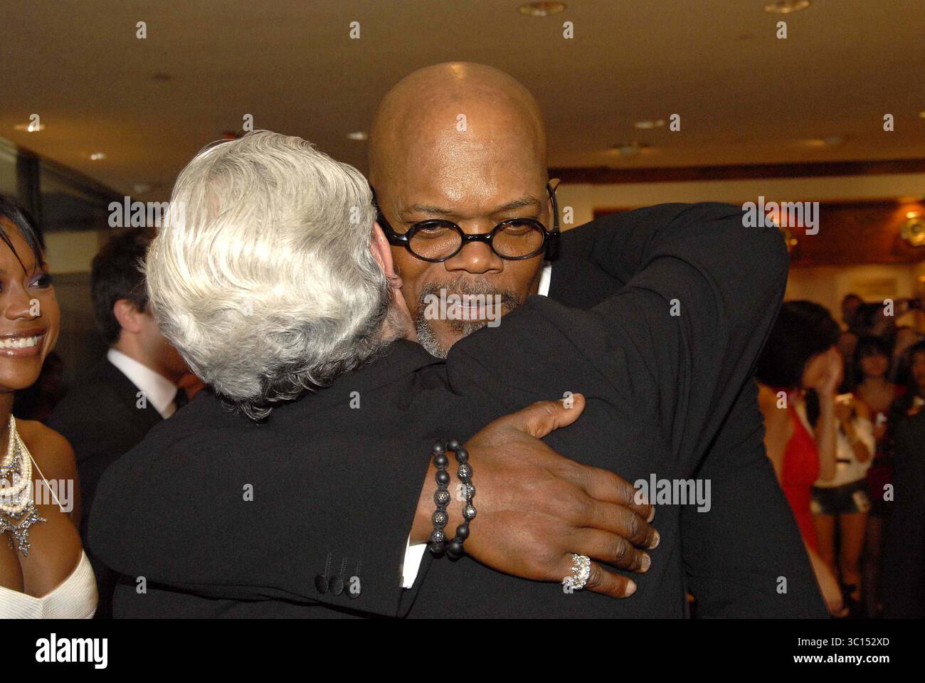5/9/09.le président Barack Obama assiste au premier dîner du correspondant de la Maison Blanche de son administration. Washington a accueilli de nombreuses célébrités sur le tapis rouge, y compris l'acteur SAMUEL L. JACKSON donne un câlin à GEORGE LUCAS. (Crédit image : Christy Bowe/ZUMA Wire) Banque D'Images
