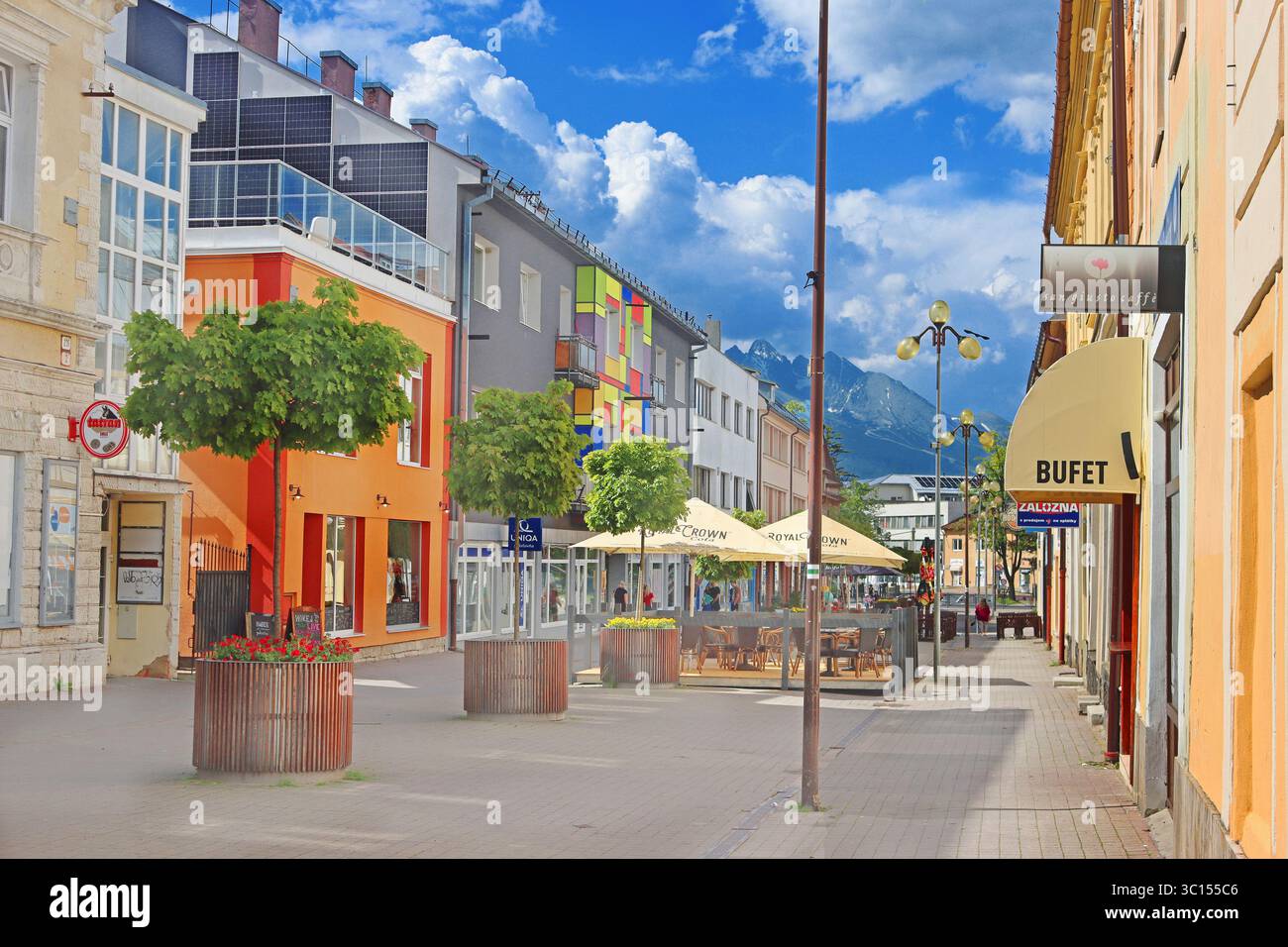 Poprad, Slovaquie - 25 mai 2024 : rue du 1er mai Banque D'Images Poprad, Slovaquie - 25 mai 2024 : rue du 1er mai Banque D'Images