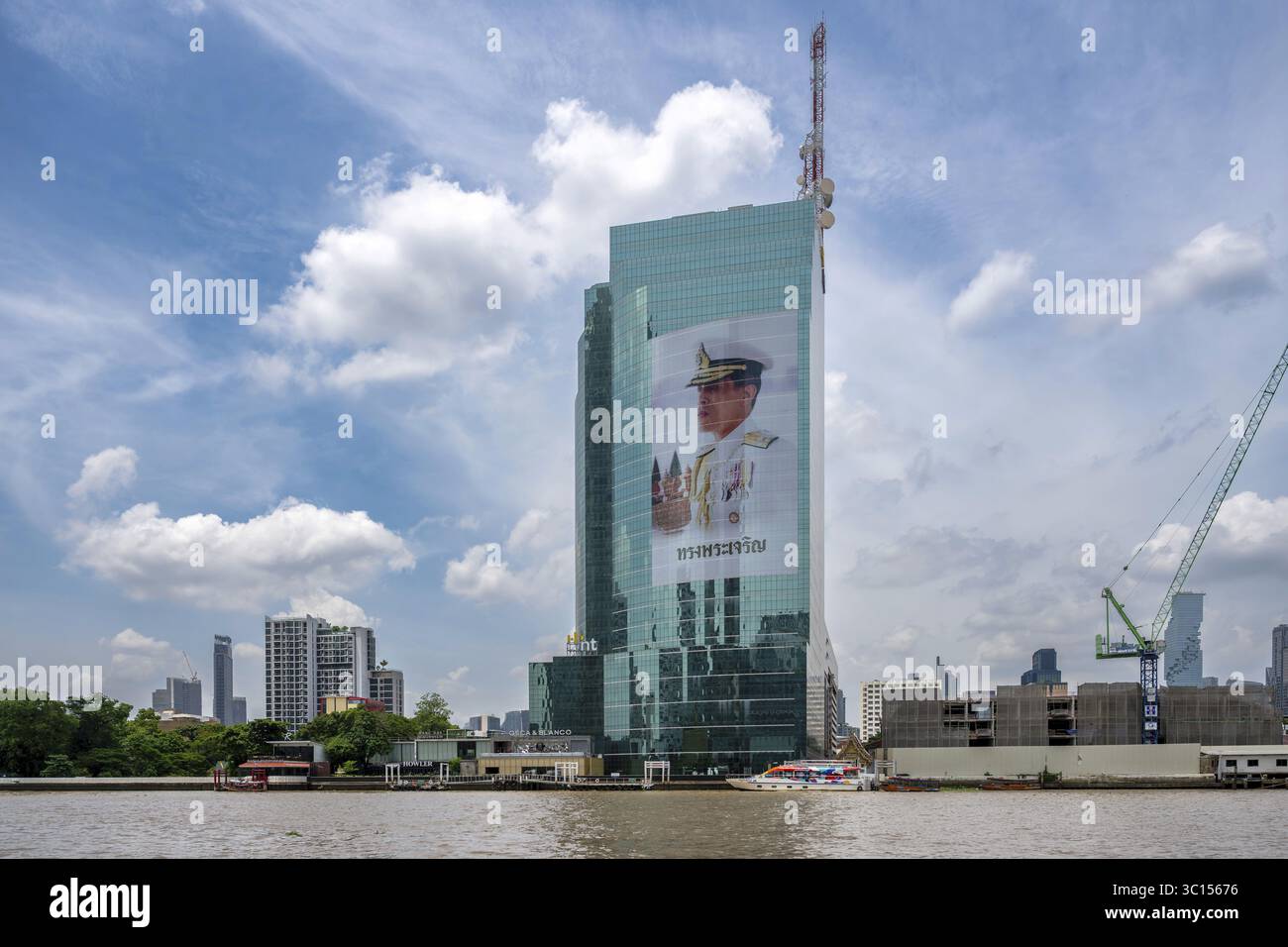 Tower block National Telecom public Company Limited avec image du roi de Thaïlande Maha Vajiralongkorn, Bangkok, Thaïlande Banque D'Images