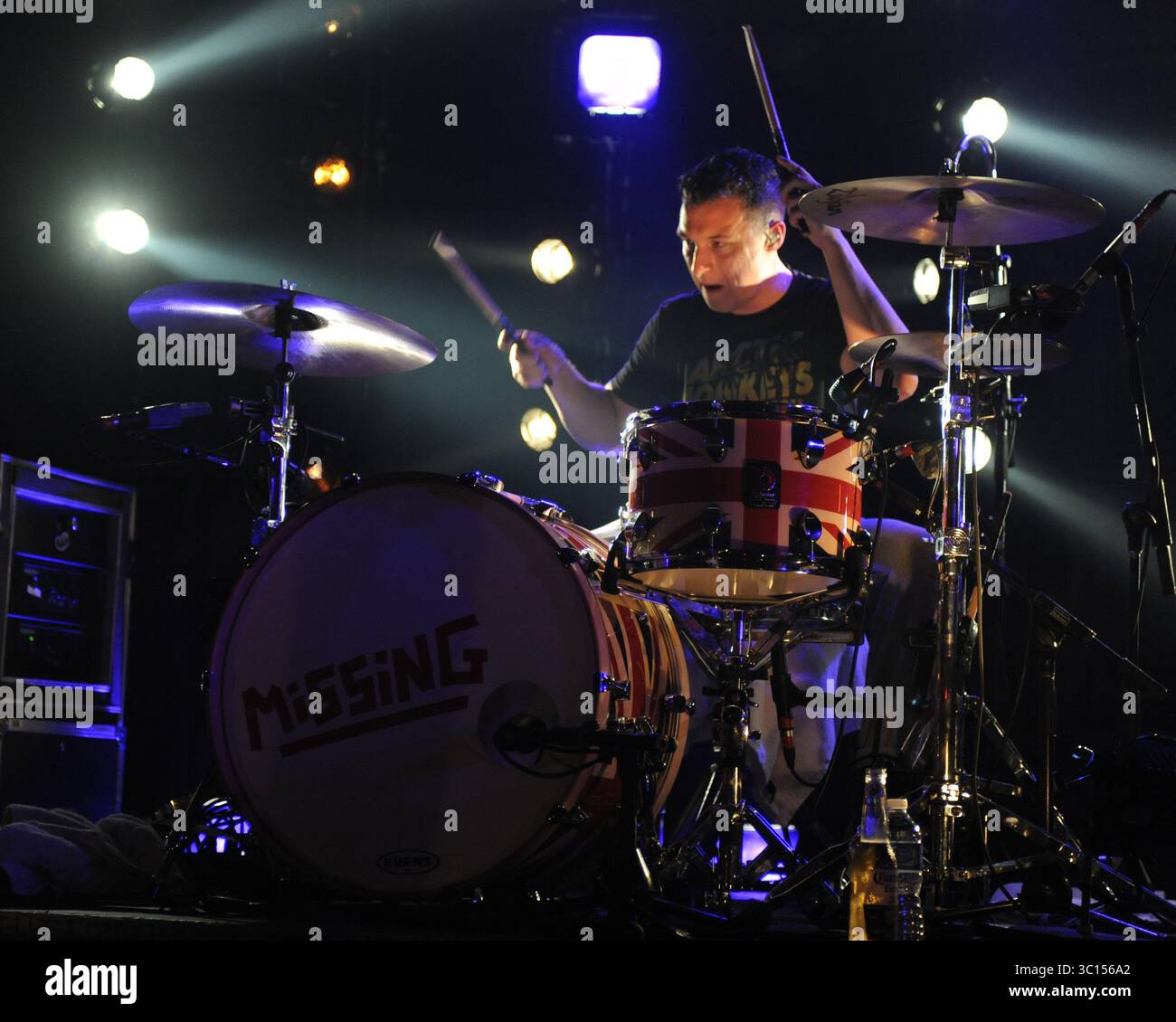 FORT LAUDERDALE FL - 8 OCTOBRE : Alex Turner, Matt Helders, Jamie Cook des Arctic Monkeys se produit à Revolution. Arctic Monkeys est un groupe de rock indépendant anglais. Formé en 2002 à High Green, une banlieue de Sheffield, le groupe est actuellement composé d'Alex Turner (chant, guitare rythmique), Jamie Cook (guitare rythmique), Nick O'Malley (basse, chœurs) et Matt Helders (batterie, percussions, chœurs). Les anciens membres comprennent Andy Nicholson (basse, chœurs) et Glyn Jones (chant, guitare rythmique). Le 8 octobre 2011 à Fort Lauderdale, Floride. ..personnes : Banque D'Images