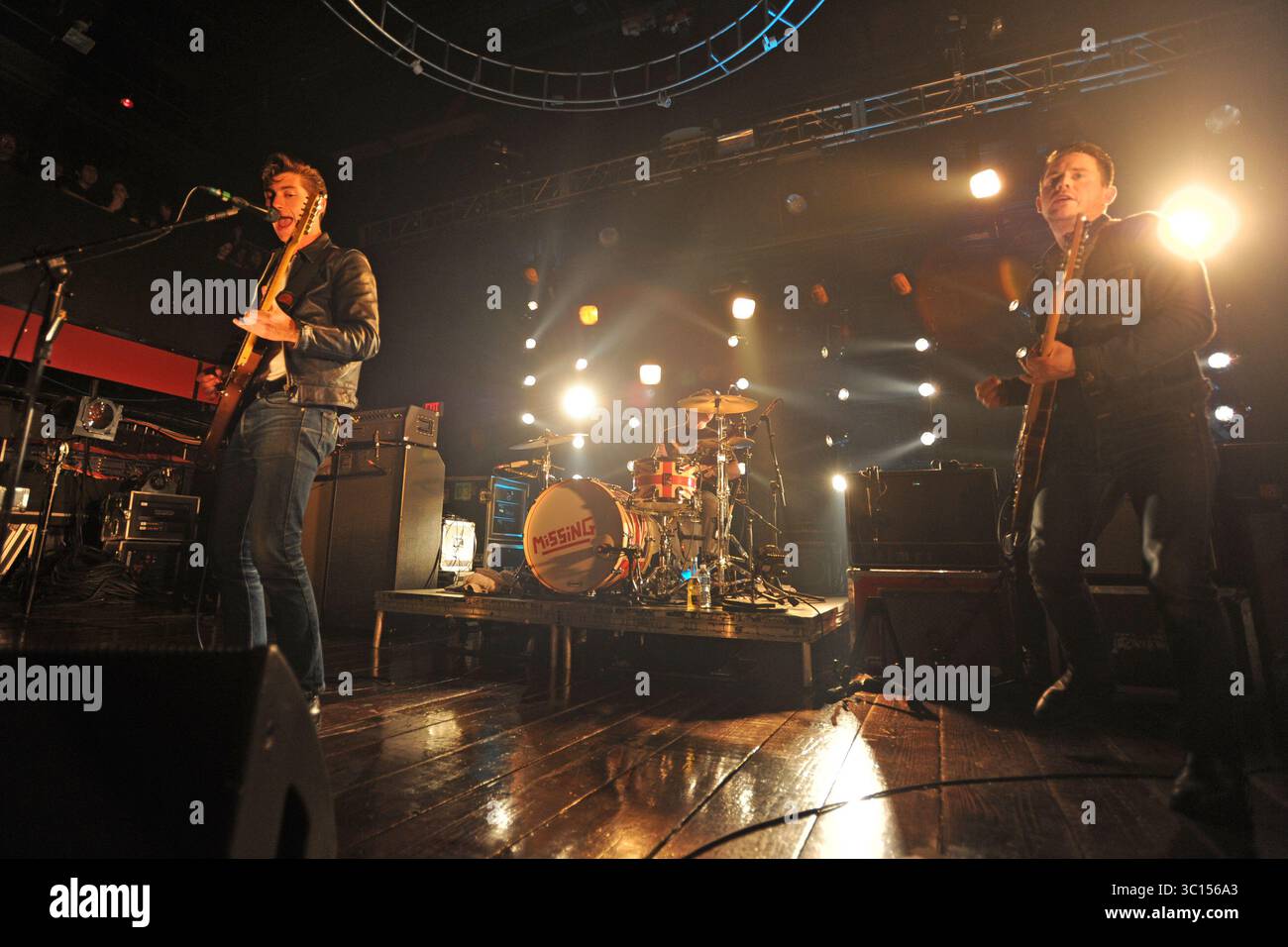 FORT LAUDERDALE FL - 8 OCTOBRE : Alex Turner, Matt Helders, Jamie Cook des Arctic Monkeys se produit à Revolution. Arctic Monkeys est un groupe de rock indépendant anglais. Formé en 2002 à High Green, une banlieue de Sheffield, le groupe est actuellement composé d'Alex Turner (chant, guitare rythmique), Jamie Cook (guitare rythmique), Nick O'Malley (basse, chœurs) et Matt Helders (batterie, percussions, chœurs). Les anciens membres comprennent Andy Nicholson (basse, chœurs) et Glyn Jones (chant, guitare rythmique). Le 8 octobre 2011 à Fort Lauderdale, Floride. ..personnes : Banque D'Images FORT LAUDERDALE FL - 8 OCTOBRE : Alex Turner, Matt Helders, Jamie Cook des Arctic Monkeys se produit à Revolution. Arctic Monkeys est un groupe de rock indépendant anglais. Formé en 2002 à High Green, une banlieue de Sheffield, le groupe est actuellement composé d'Alex Turner (chant, guitare rythmique), Jamie Cook (guitare rythmique), Nick O'Malley (basse, chœurs) et Matt Helders (batterie, percussions, chœurs). Les anciens membres comprennent Andy Nicholson (basse, chœurs) et Glyn Jones (chant, guitare rythmique). Le 8 octobre 2011 à Fort Lauderdale, Floride. ..personnes : Banque D'Images